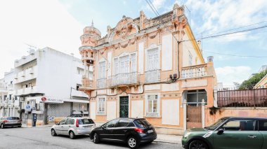 Faro, Portekiz - 18 Ekim 2024: Tarihi şehir merkezinde bir sonbahar günü tipik bir yerleşim yerinin mimari ayrıntıları