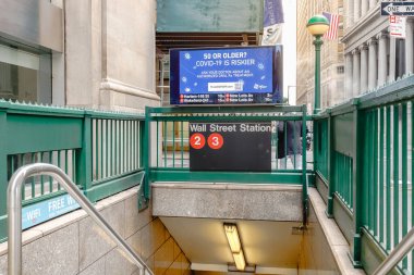 Wall Street, Manhattan, New York, ABD - 12 Şubat 2023: Wall Street metro girişi Bir kış günü iş bölgesinde