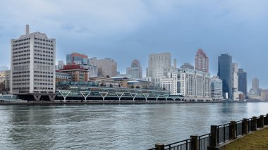 Manhattan, New York, ABD - 16 Şubat 2024: Gri bir kış gününde Roosevelt Adası 'ndan Manhattan manzarası