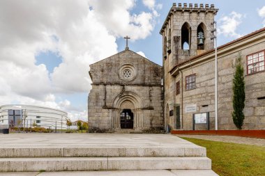 Antas, Vila Nova de Famalicao, Braga, Portekiz - 22 Ekim 2020: Sao Tiago de Antas Kilisesi 'nin bir sonbahar günü mimari ayrıntıları