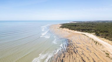 Jard sur Mer, Vendee, Fransa 'daki Ragounite plajının mavi gökyüzü üzerindeki insansız hava aracı görüntüsü
