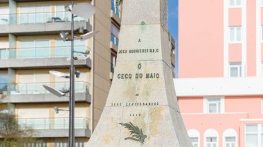 Povoa de Varzim, Porto, Portekiz - 22 Ekim 2020: José Rodrigues Maio anısına anıt daha çok bilinen adıyla Cego do Maio kahramanı, cankurtaran ve bir sonbahar günü deniz kenarında balıkçı