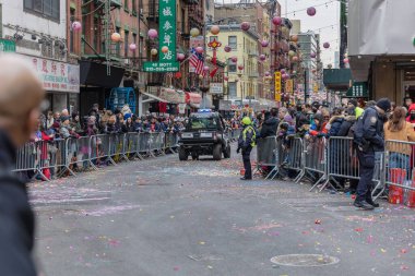 New York, Çin Mahallesi, ABD - 12 Şubat 2023: Halkın Tavşan Yılı için toplandığı Yeni Yıl Geçidi öncesinde Çin Mahallesi 'nde izleyen polisler (Mao)