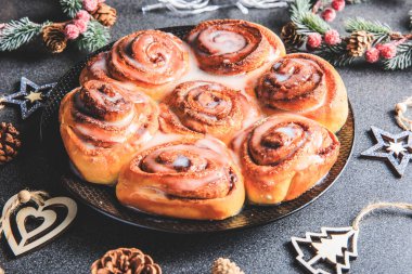 Stüdyoda Noel için dekore edilmiş tarçınlı çörek ya da krem peynirli tarçınlı çörek.