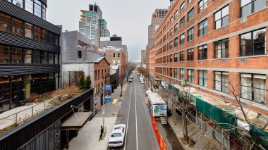 Manhattan, New York, ABD - 16 Şubat 2023: Gri bir kış günü insanlar tarafından ziyaret edilirken yukarıdan görülen tipik binalarıyla Hight Line manzarası