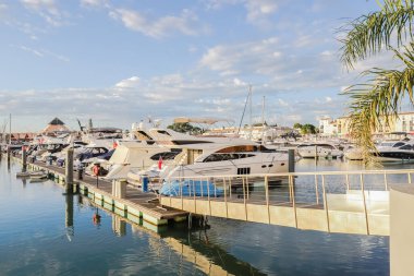 Vilamoura, Portekiz - 23 Ekim 2024: Yat limanını, lüks eğlence teknelerini ve binalarını bir sonbahar akşamında görmek