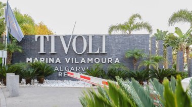 Vilamoura, Quarteira, Portekiz - 23 Ekim 2024: Vilamoura Oteli ve kıyı şeridi manzarası