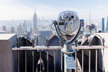 Manhattan, New York City, ABD - 15 Şubat 2023: Gözlemevi 'nden Rockefeller binasının bakış açısından teleskop veya dürbün