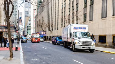 Manhattan, New York, ABD - 15 Şubat 2023: Güzel bir kış gününde eski şehir merkezinde sokak atmosferi ve mimarisi