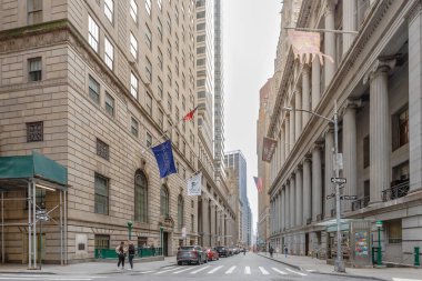 Wall Street, Manhattan, New York, ABD - 12 Şubat 2023: İnsanların kış günü yürüdüğü Wall Street iş bölgesinin mimari ayrıntıları