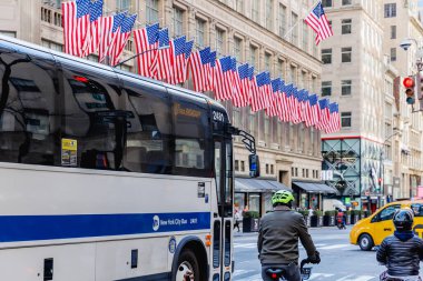 Manhattan, New York, ABD - 15 Şubat 2023: Güneşli bir kış gününde şehir merkezinde tipik otobüs yolculuğu