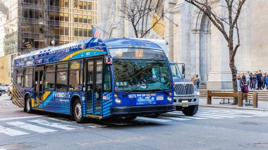 Manhattan, New York, ABD - 15 Şubat 2023: Güneşli bir kış gününde şehir merkezinde tipik otobüs yolculuğu