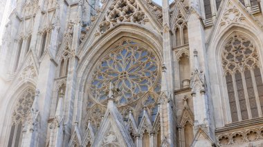 Manhattan, New York, ABD - 15 Şubat 2023: Güneşli bir kış gününde St. Patrick Katedrali 'nin mimari ayrıntıları