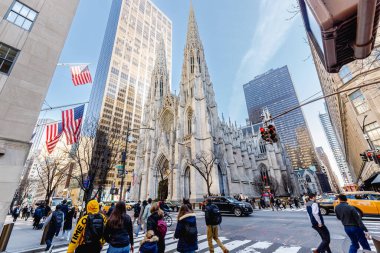 Manhattan, New York, ABD - 15 Şubat 2023: Güneşli bir kış gününde St. Patrick Katedrali 'nin mimari ayrıntıları