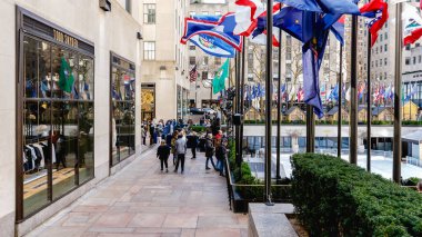 Manhattan, New York, ABD - 15 Şubat 2023: Güneşli bir kış gününde Rockefeller Center ve buz pateni pisti manzarası