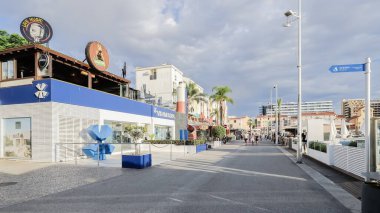 Vilamoura, Quarteira, Portekiz - 23 Ekim 2024: Bir sonbahar günü limandaki sokak atmosferi ve mimarisi
