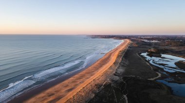 Brem sur Mer, Vendee, Fransa 'daki La Gachere plajının hava manzarası, kış günü gün batımında.