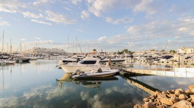 Vilamoura, Portekiz - 23 Ekim 2024: Yat limanını, lüks eğlence teknelerini ve binalarını bir sonbahar akşamında görmek