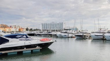 Vilamoura, Portekiz - 23 Ekim 2024: Yat limanını, lüks eğlence teknelerini ve binalarını bir sonbahar akşamında görmek