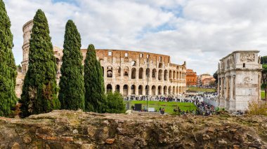 Roma, İtalya - 27 Aralık 2023: Tarihi şehir merkezinde bir kış günü turistlerin ziyaret ettiği Roma Kolezyumu
