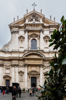 Roma, İtalya - 29 Aralık 2023: Loyola 'lı Aziz Ignatius Kilisesi (San Ignazio di Loyola) bir kış günü turistlerin ziyaret ettiği tarihi şehir merkezinde