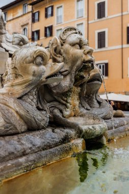 Roma, İtalya - 29 Aralık 2023: Roma Panteonu 'nun bir kış günü turistler tarafından ziyaret edilen Piazza della Rotonda çeşmesinin manzarası