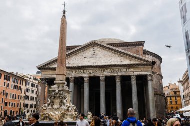 Roma, İtalya - 29 Aralık 2023: Bir kış günü turistler tarafından ziyaret edilen Roma Meydanı della Rotonda 'nın manzarası