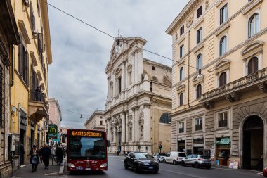 Roma, İtalya - 29 Aralık 2023: Sant Andrea della Valle Kilisesi 'nin tarihi şehir merkezinde bir kış günü turistler tarafından ziyaret edilmesi
