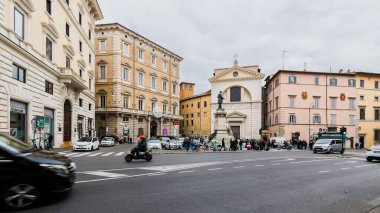 Roma, İtalya - 29 Aralık 2023: San Pantaleo Meydanı ve kilise tarihi şehir merkezinde bir kış günü ziyaret edilen turistler