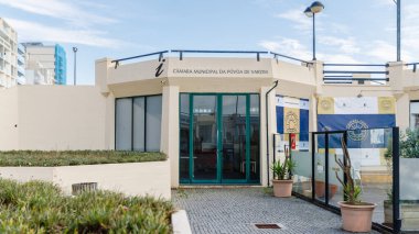 Povoa de Varzim, Porto, Portekiz - 22 Ekim 2020: Belediye binası ek binası ve restoranları ile Esplanade de Carvalhido