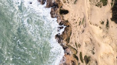 Sauzaie sahilinin hava aracı görüntüsü, Bretignolles sur mer, Vendee, Fransa güzel bir kış gününde