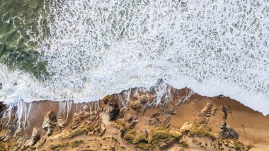 Sauzaie sahilinin hava aracı görüntüsü, Bretignolles sur mer, Vendee, Fransa güzel bir kış gününde