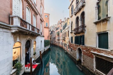 Venedik, İtalya - 23 Aralık 2023: San Marco meydanında turist taşıyan teknelerin geçtiği tipik şehir kanalı