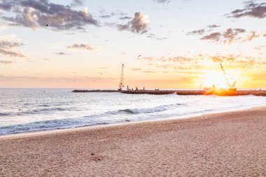 Vilamoura Marina Plajı, Portekiz Bir sonbahar akşamı gün batımında