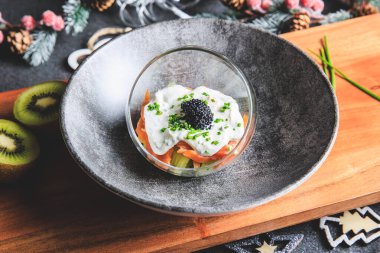 Kivi somon balığı krem peyniri ve lumpfish roe verrine stüdyoda Noel süslemesiyle