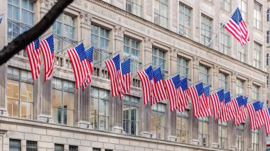 New York, Manhattan, ABD - 15 Şubat 2023: Güzel bir kış gününde şehir merkezinde bir dizi bayrak