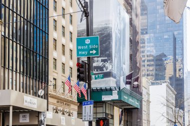 New York, Manhattan, ABD - 15 Şubat 2023: 9A West Side Hwy yol tabelası güzel bir kış gününde şehir merkezinde