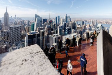 New York, Manhattan, ABD - 15 Şubat 2023: Rockefeller Center 'ın Rock Gözlem Güvertesi' nin tepesinden Manhattan 'a bakan turistler