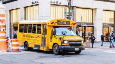 Manhattan, New York, ABD - 15 Şubat 2023: Güneşli bir kış gününde şehir merkezinde tipik otobüs yolculuğu