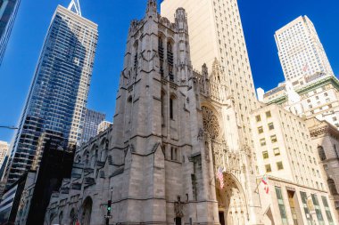 New York, Manhattan, ABD - 15 Şubat 2023: Güzel bir kış gününde St. Thomas Kilisesi 'nin mimari ayrıntıları