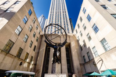 New York, Manhattan, ABD - 15 Şubat 2023: Ressam Lee Lawrie tarafından güzel bir kış gününde 1936 yılında Manhattan şehir merkezinde yapılan Atlas heykeli