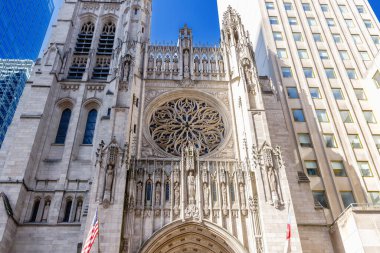 New York, Manhattan, ABD - 15 Şubat 2023: Güzel bir kış gününde St. Thomas Kilisesi 'nin mimari ayrıntıları