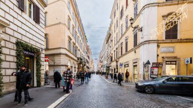 Roma, İtalya - 29 Aralık 2023: Turistlerin kış akşamları yürüdüğü tarihi şehir merkezinde mimari ayrıntı