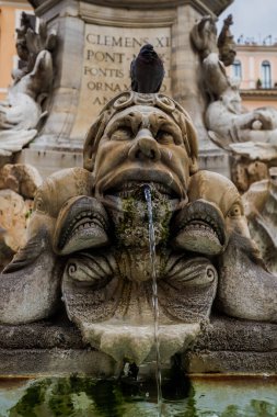 Roma, İtalya - 29 Aralık 2023: Roma Panteonu 'nun bir kış günü turistler tarafından ziyaret edilen Piazza della Rotonda çeşmesinin manzarası