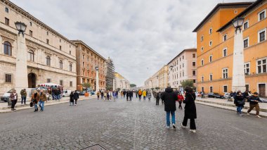 Vatikan Şehri, Vatikan - 29 Aralık 2023: Turistlerin kış günü yürüdükleri San Pietro Meydanı 'ndaki Aziz Peter Bazilikası' nın önündeki Uzlaşma Sokağı manzarası