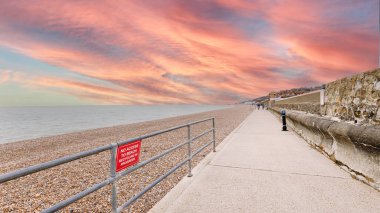 Folkestone plajı, İngiltere 'de bir kış günü