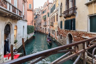 Venedik, İtalya - 23 Aralık 2023: San Marco meydanında turist taşıyan teknelerin geçtiği tipik şehir kanalı