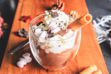 Geleneksel krem şantili sıcak çikolata, marşmelov ve çikolata parçacıkları stüdyoda bir Noel süslemesinde