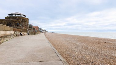 Sandgate, Folkestone, İngiltere yakınlarında - 30 Aralık 2024: Gri bir kış gününde Sandgate Kalesi 'nin deniz kenarındaki mimarisi