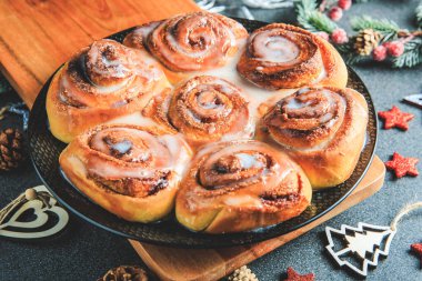 Stüdyoda Noel için dekore edilmiş tarçınlı çörek ya da krem peynirli tarçınlı çörek.